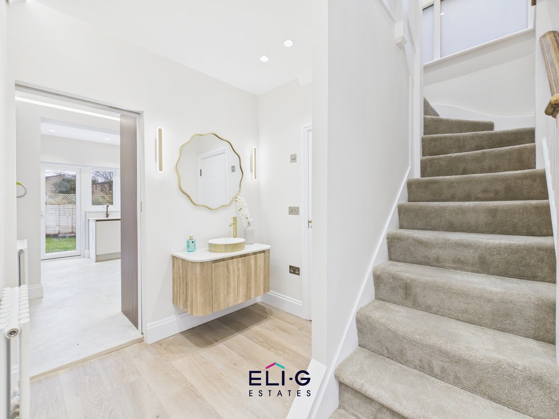 House in Brent Cross, Barnet, England 2 - 16982621