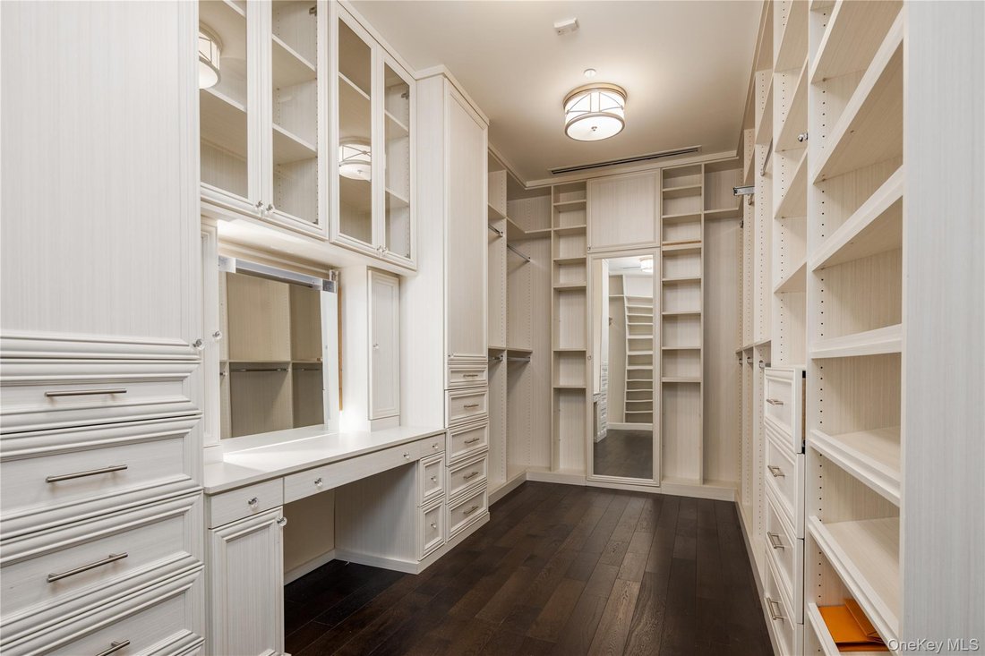 Condo in New Hyde Park, New York, United States 5 - 16980928