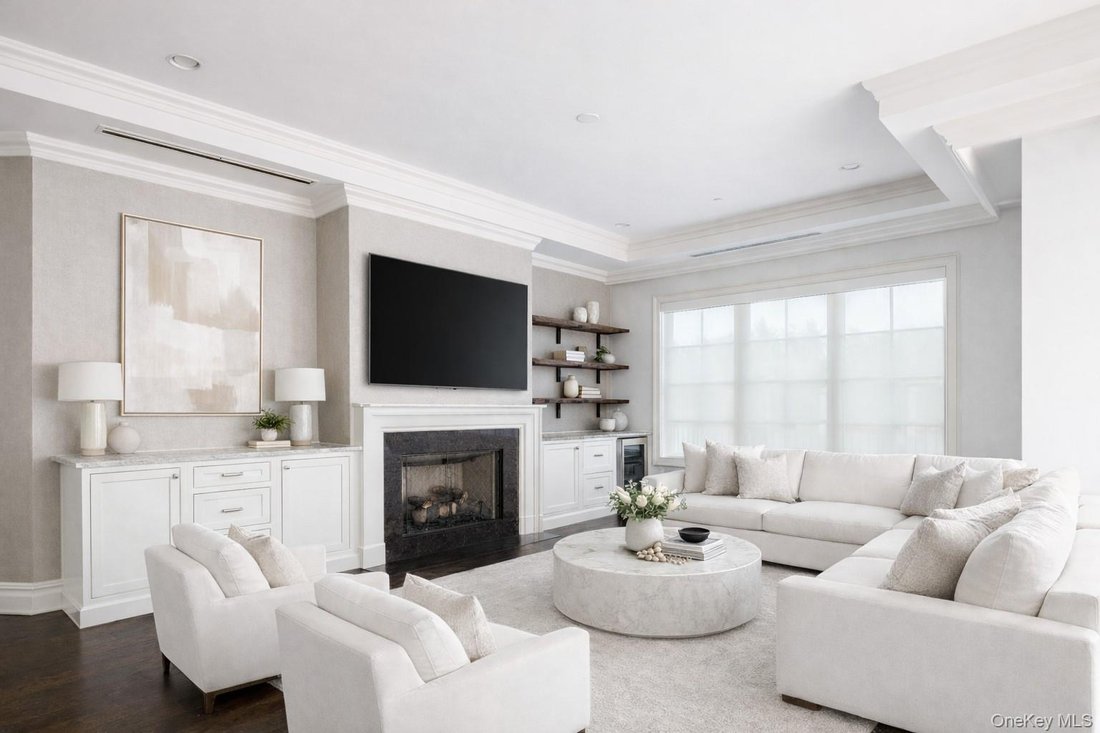 Condo in New Hyde Park, New York, United States 1 - 16980928