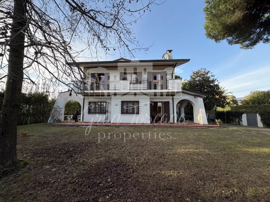 House in Center, Forte dei Marmi, Tuscany 2 - 16990925