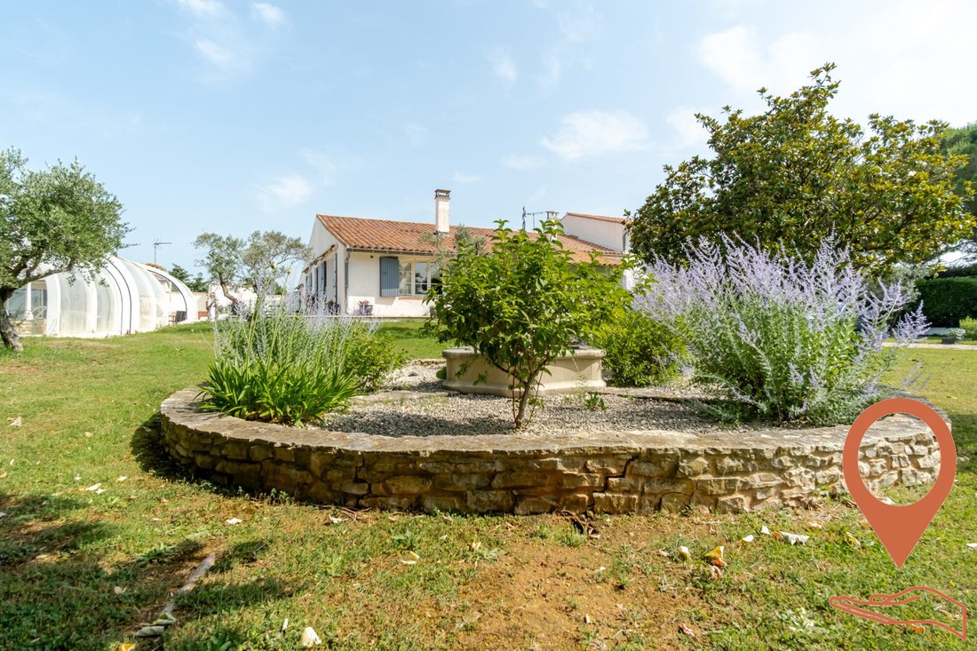 Villa in Arles, Provence-Alpes-Côte d'Azur, France 2 - 16998686