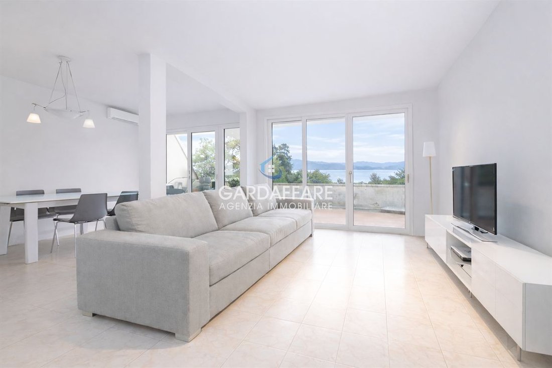Apartment in Desenzano Centro, Desenzano del Garda, Lombardy 1 - 15826142