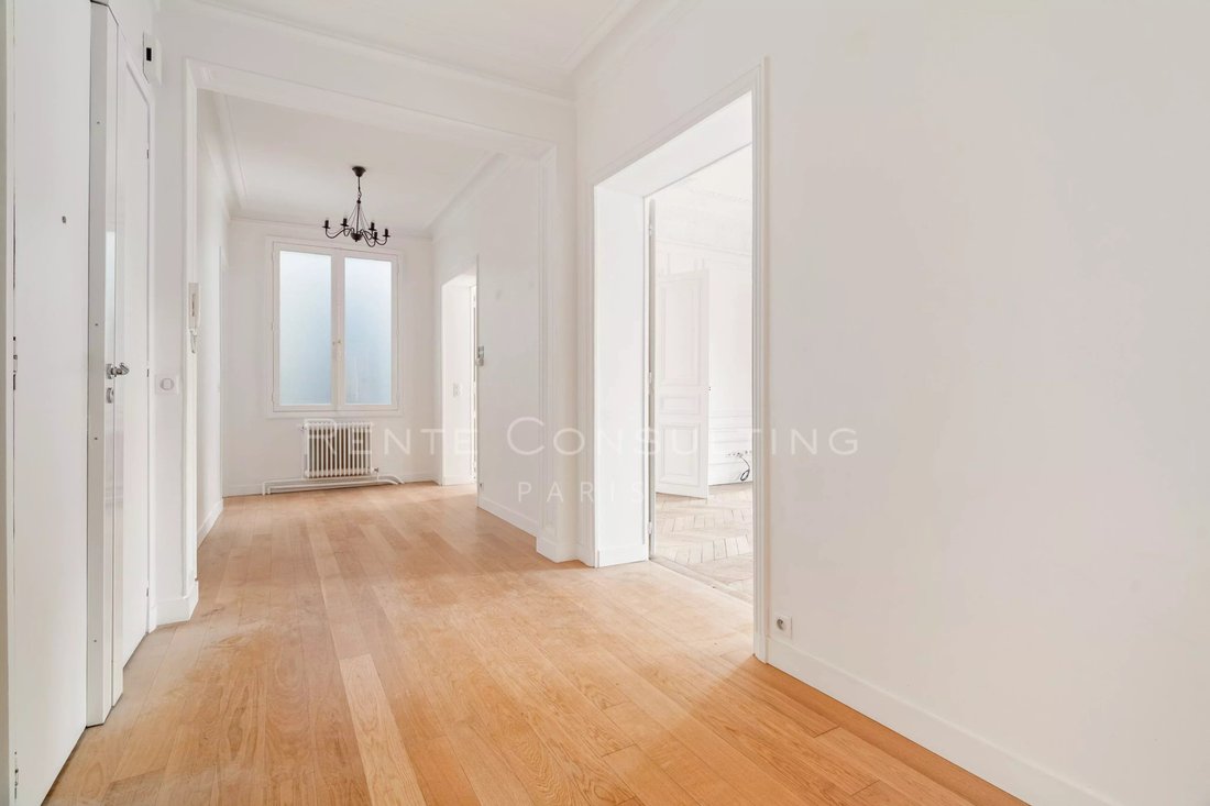 Apartment in Triangle d'Or, Paris 8e Arrondissement, Paris 2 - 16993642