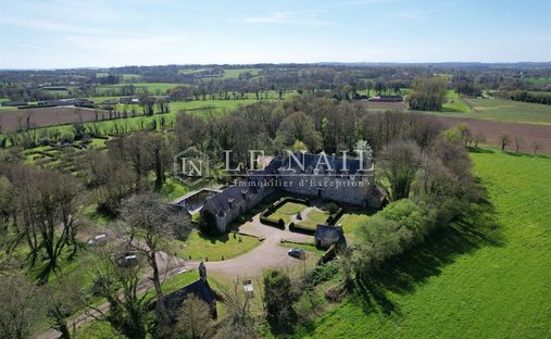 Sale Of A Castle In Guingamp, 693m² 26 Rooms €1,659,000 Côtes D'armor