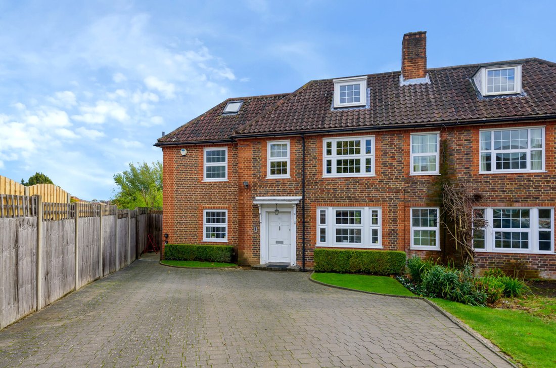 House in Barnet, England 1 - 16996772