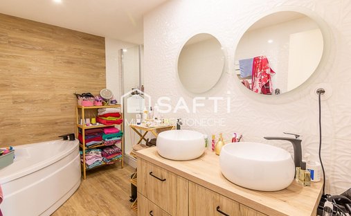 Aoc Côtes De Bourg Wine Château On 16 Hectares Ref 1029