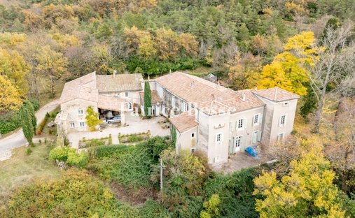 Schloss in Saint-Lager-Bressac, Auvergne-Rhone-Alpen, Frankreich 1