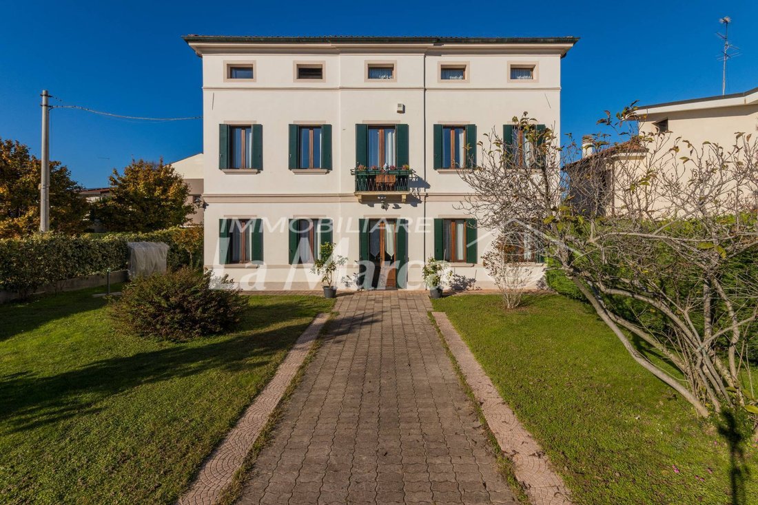 House in Cathedral - Piazza dei Signori, Treviso, Italy 2 - 17003164