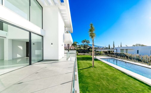 Villa in El Paraíso, Benahavis, Spain 1