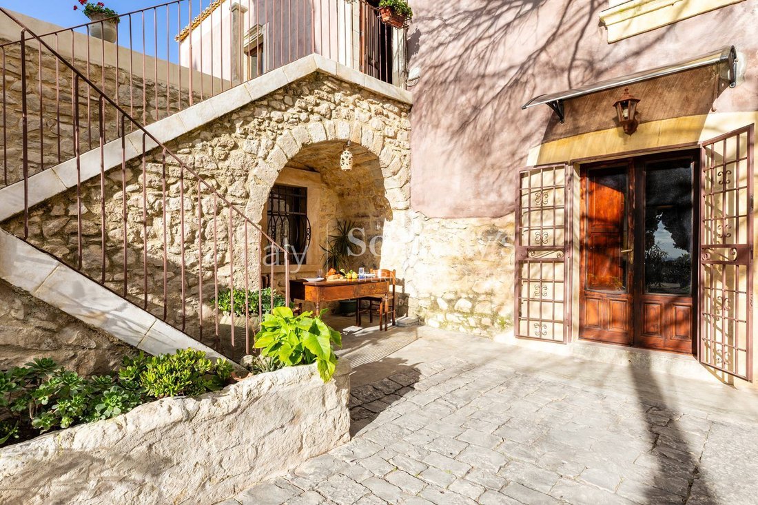 House in Chiaramonte Gulfi, Sicily, Italy 3 - 16962863