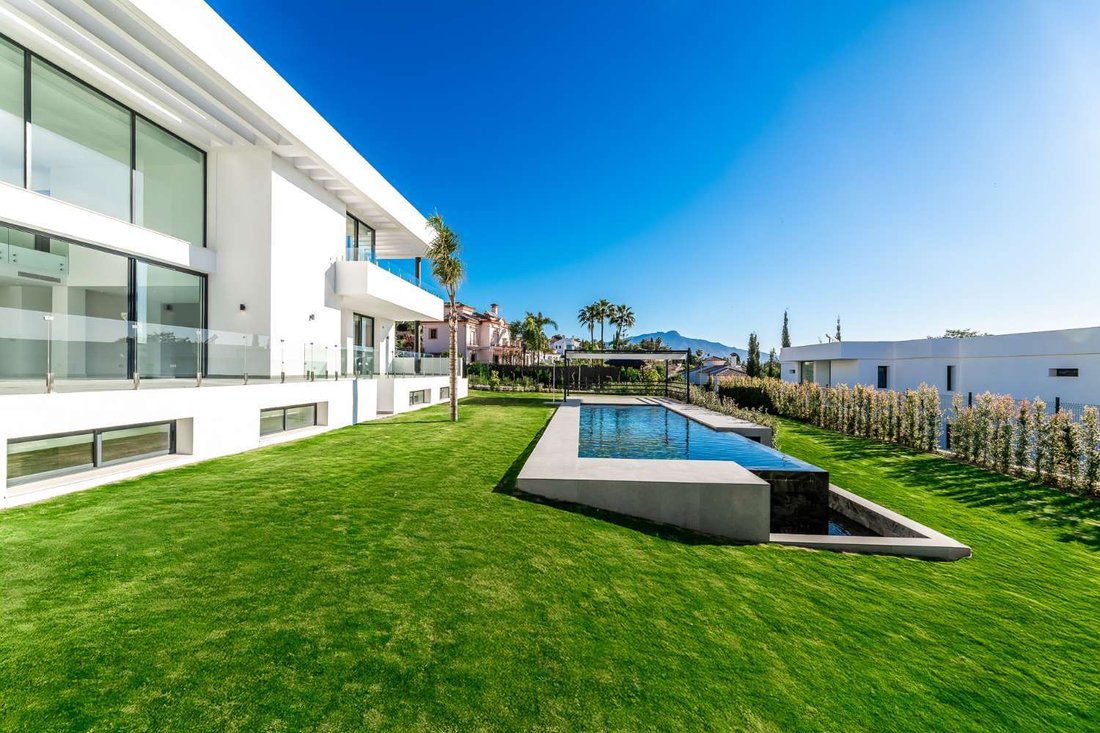 Villa in El Paraíso, Benahavis, Spain 3 - 17006069