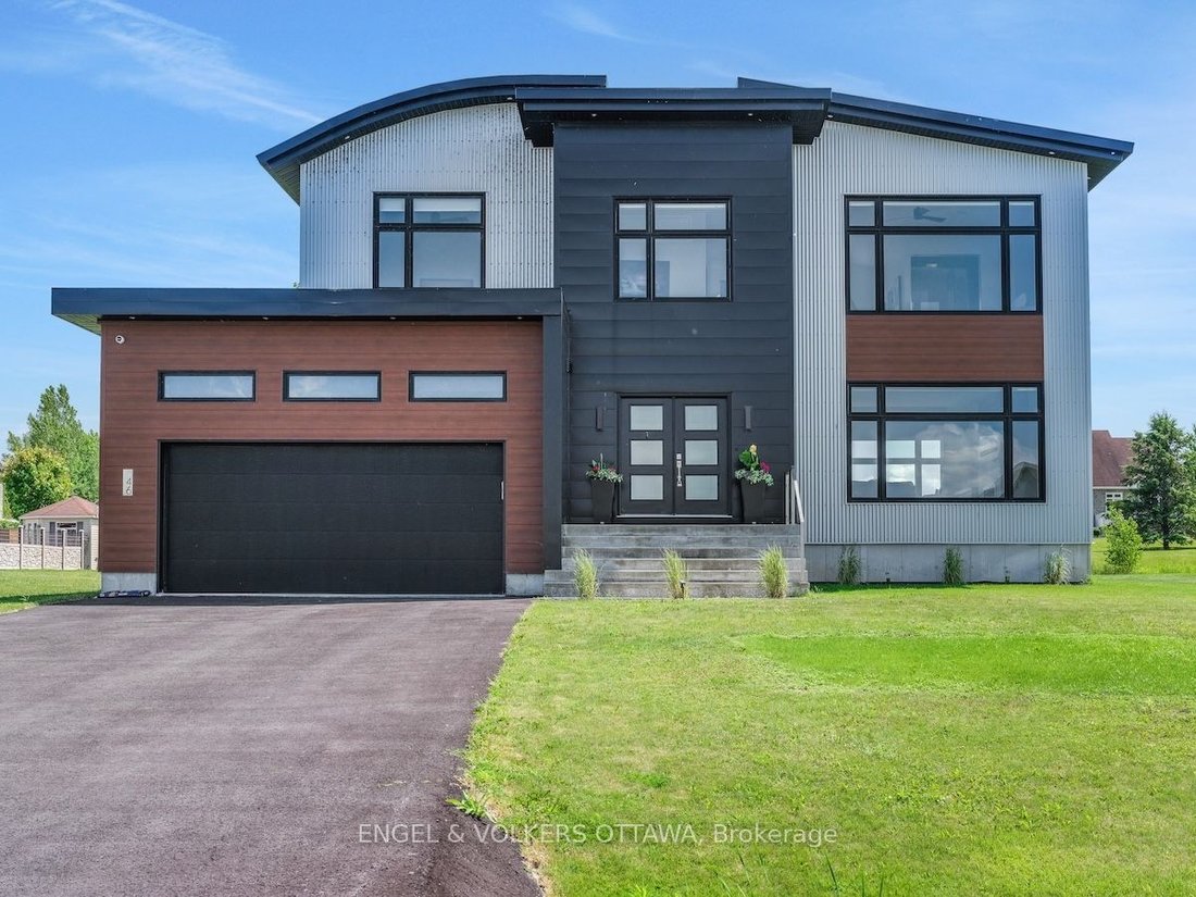 House in South Stormont, Ontario, Canada 1 - 16049934