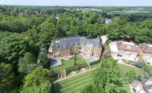 Penthouse in Ferney Hill, Enfield, England 1