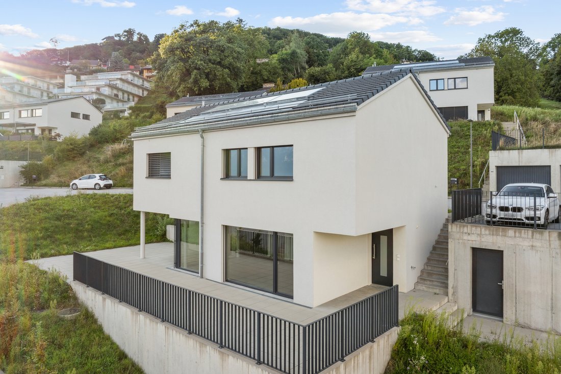 Contemporary Family Villa In A Peaceful Neighborhood