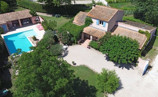 Villa in Nevons-route d'Apt, L'Isle-sur-la-Sorgue, France 1