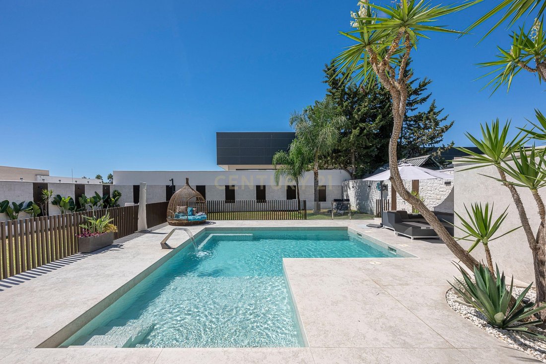 Villa in Atalaya-Isdabe, Estepona, Andalusia 1 - 16154371