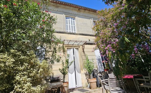 Aoc Côtes De Bourg Wine Château On 16 Hectares Ref 1029