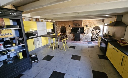 Aoc Côtes De Bourg Wine Château On 16 Hectares Ref 1029