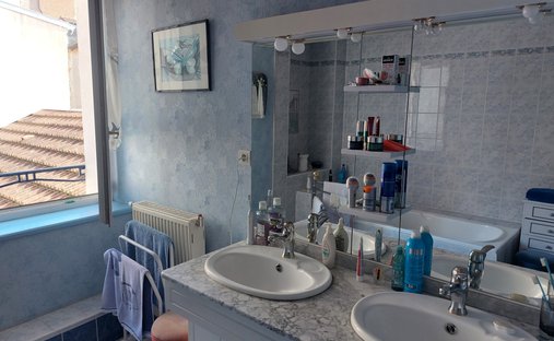 17th C. Chateau (With A Section Dedicated To Events) And 5 Acres In Centre Of France