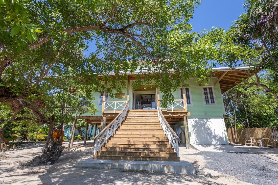 House in Politilly Bight, Bay Islands Department, Honduras 3 - 17010056