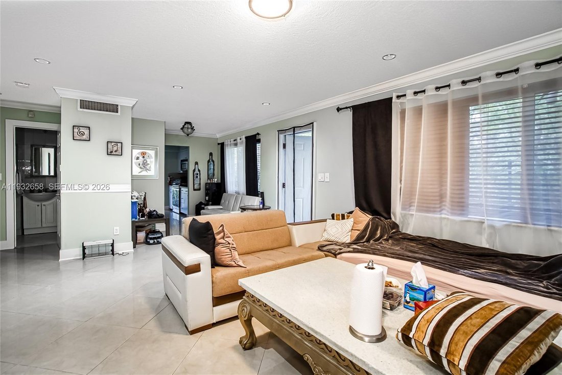 Hallandale Beach, Florida, United States 2 - 17014265