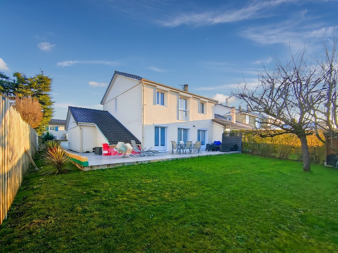 House in Le Mesnil-Saint-Denis, Ile-de-France, France 1 - 17014925