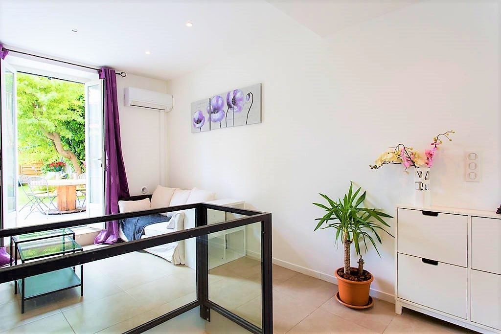 Broussailles, Cannes, France 2 - 17012709