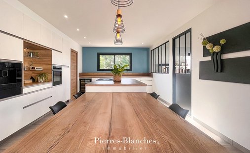 Château 1330 M² Sur 13 Ha Proximité Nimes