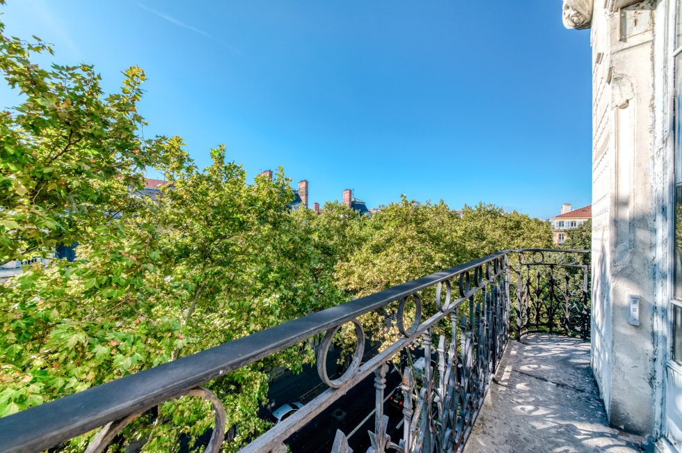Apartment in Champvert-Point du Jour-Saint Irénée, Lyon 5e Arrondissement, Lyon 2 - 17010824