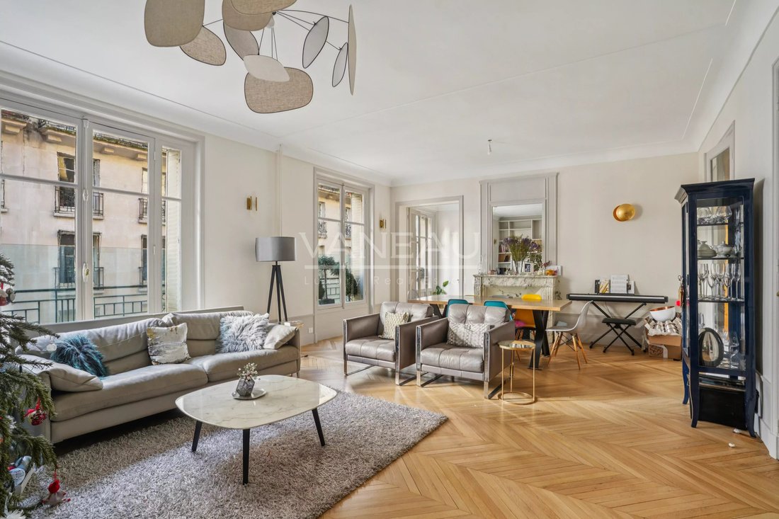 Apartment in Gros Caillou, Paris 7e Arrondissement, Paris 2 - 17010024