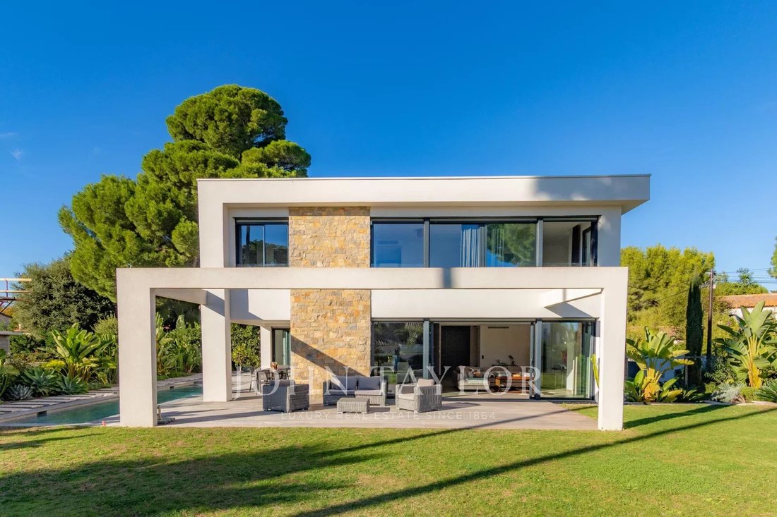 Villa in Antibes, Provence-Alpes-Côte d'Azur, France 1 - 16729928