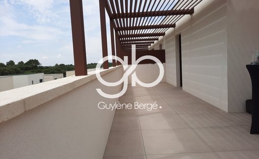 Apartment in Centre Ville, Castries, France 1