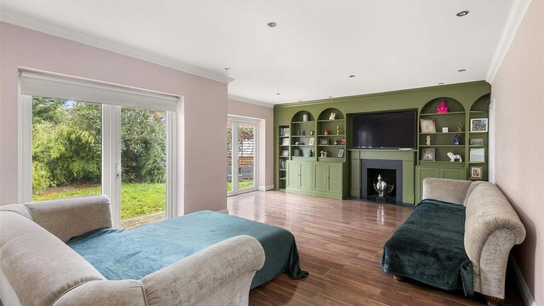 House in Breakspear, Bromley, England 2 - 17009774