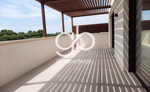 Apartment in Centre Ville, Castries, France 1