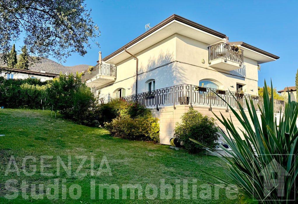 Villa in Gardone Riviera, Lombardy, Italy 2 - 16078892
