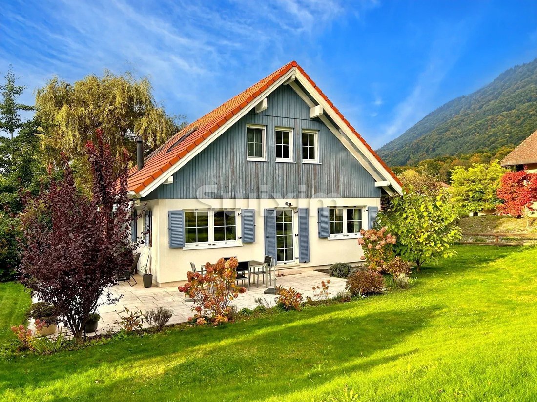 Quiet Detached Villa With Large Garden!