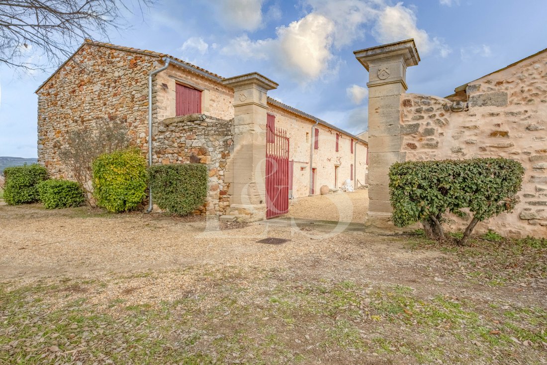 Castle in Fontaine-de-Vaucluse, Provence-Alpes-Côte d'Azur, France 5 - 17019175