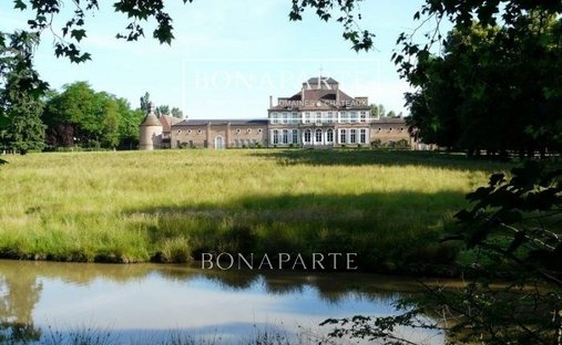 Château 3800 M² Sur Terrain 22ha