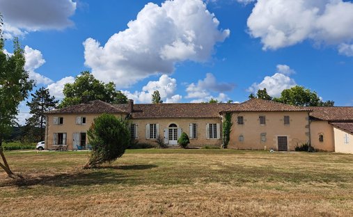 Castle in Cadillac-sur-Garonne, Nouvelle-Aquitaine, France 1