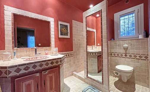 Château 1330 M² Sur 13 Ha Proximité Nimes