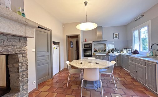Château 1330 M² Sur 13 Ha Proximité Nimes