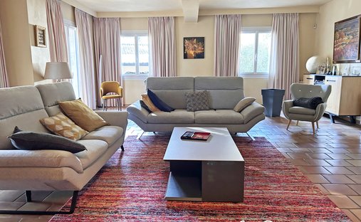 Château 1330 M² Sur 13 Ha Proximité Nimes