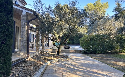 Château 1330 M² Sur 13 Ha Proximité Nimes