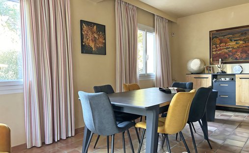 Château 1330 M² Sur 13 Ha Proximité Nimes