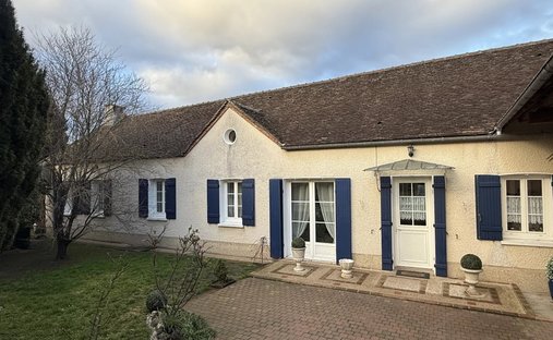 House in Villeneuve-la-Guyard, Bourgogne – Franche-Comté, France 1