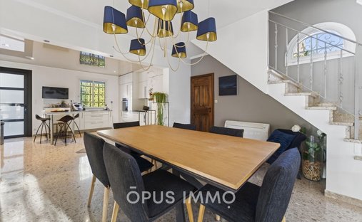 Château 1330 M² Sur 13 Ha Proximité Nimes