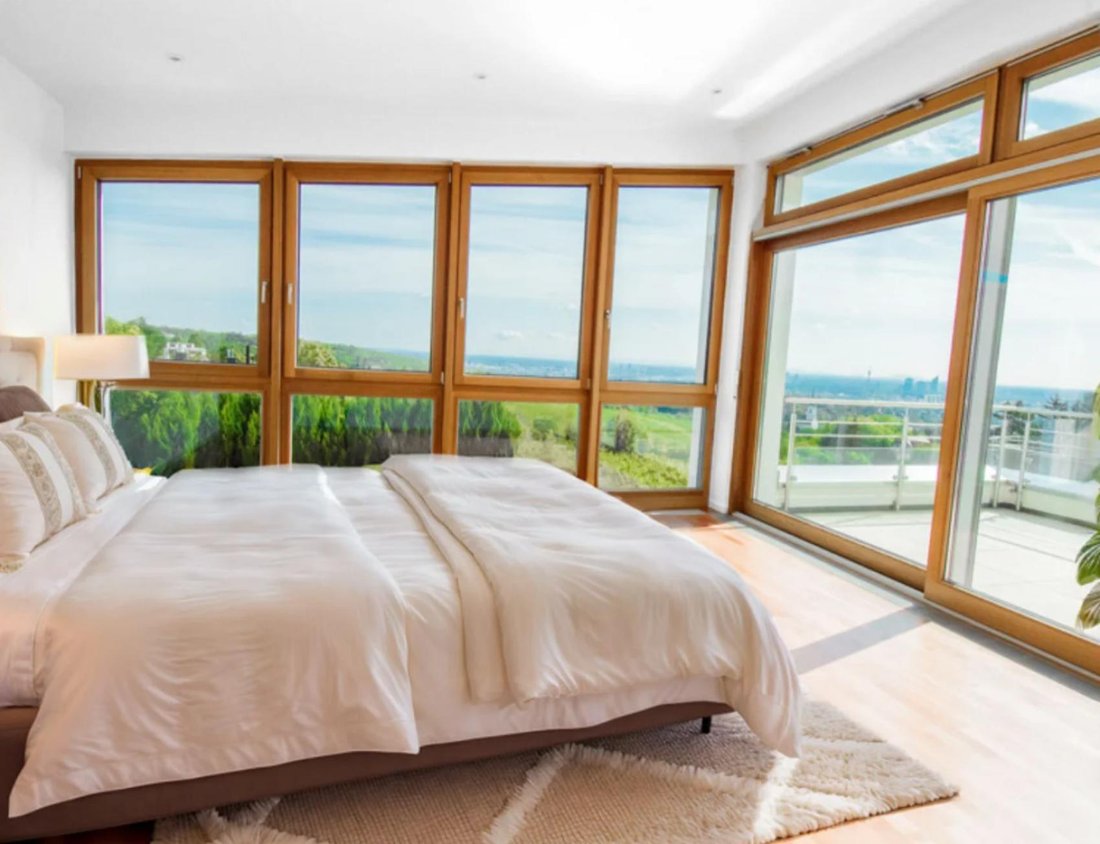 New Luxury Villa With Panoramic City Views