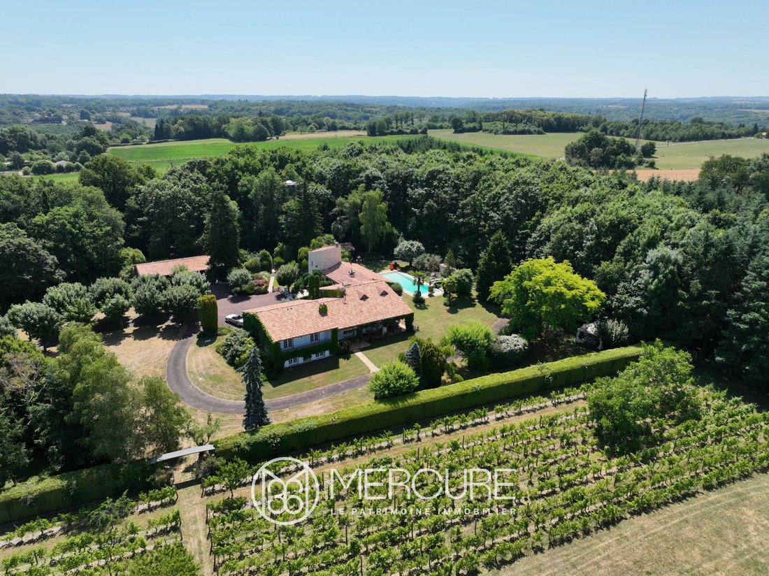 Estate in Chasseneuil-sur-Bonnieure, Nouvelle-Aquitaine, France 2 - 15998527