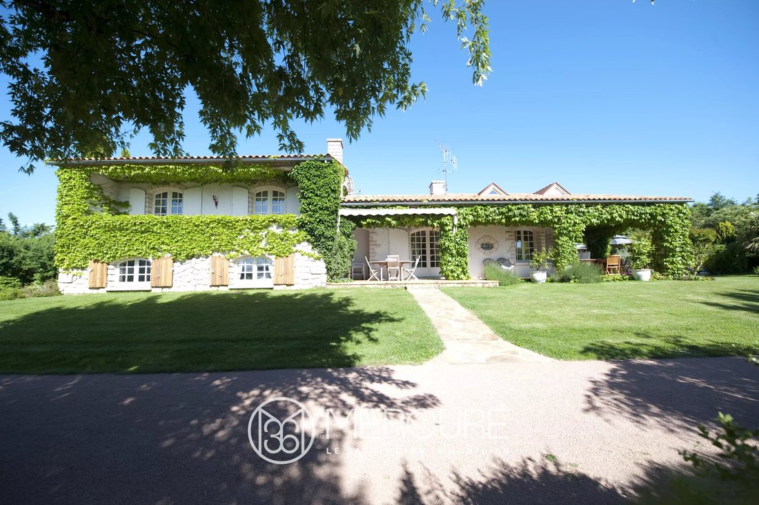 Estate in Chasseneuil-sur-Bonnieure, Nouvelle-Aquitaine, France 3 - 15998527