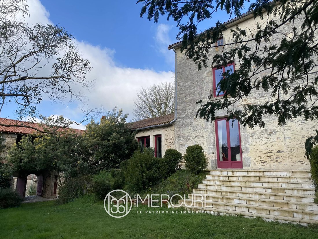 Estate in La Chataigneraie, Pays de la Loire, France 3 - 15484960